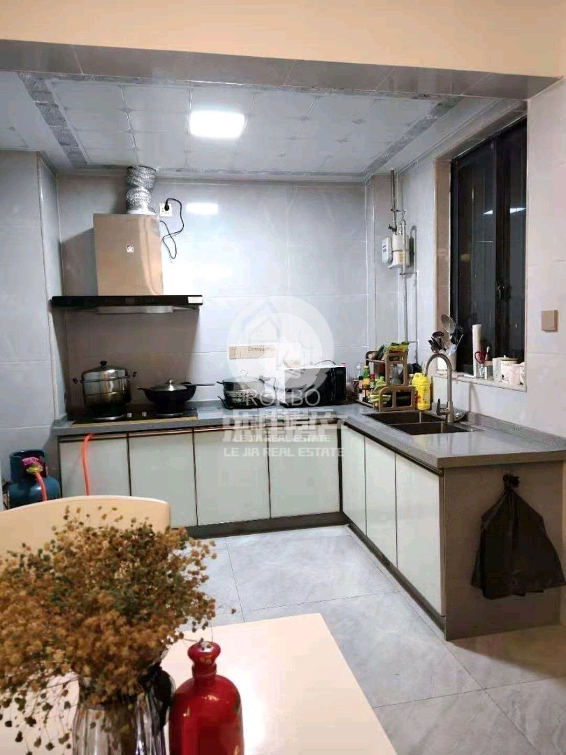 云天华府,云天华府精装修四房,送大露台独用,拎包入住,2