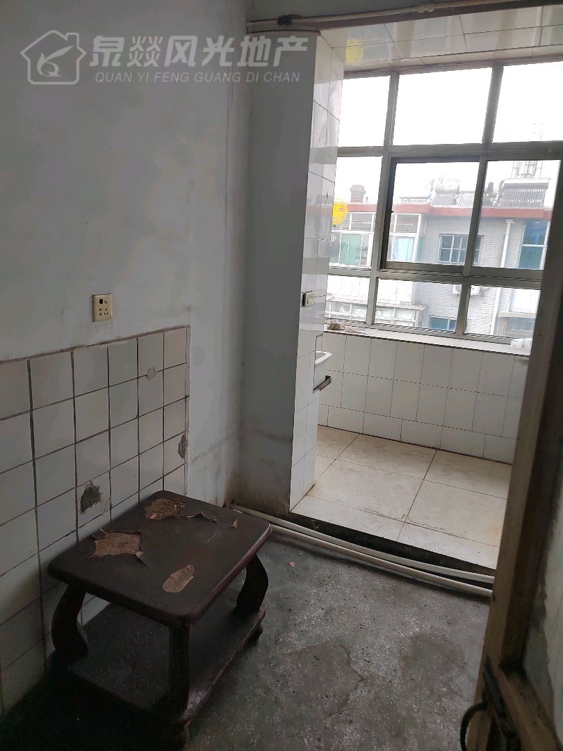 铁亮小区,大红本带地下室卫生间带窗户3