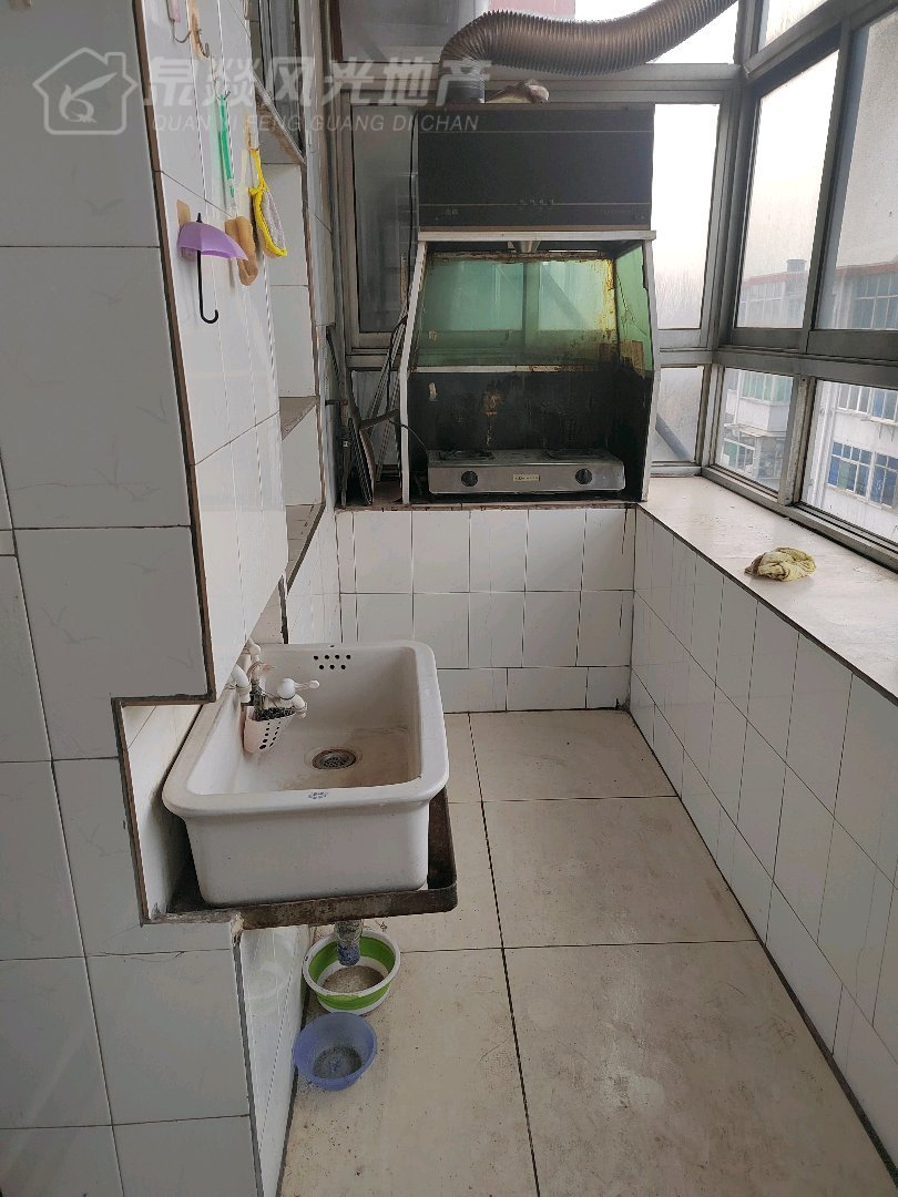 铁亮小区,大红本带地下室卫生间带窗户4