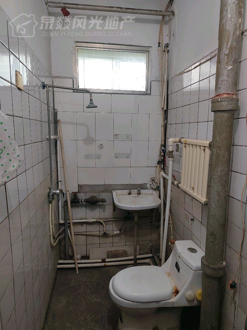 铁亮小区,大红本带地下室卫生间带窗户5