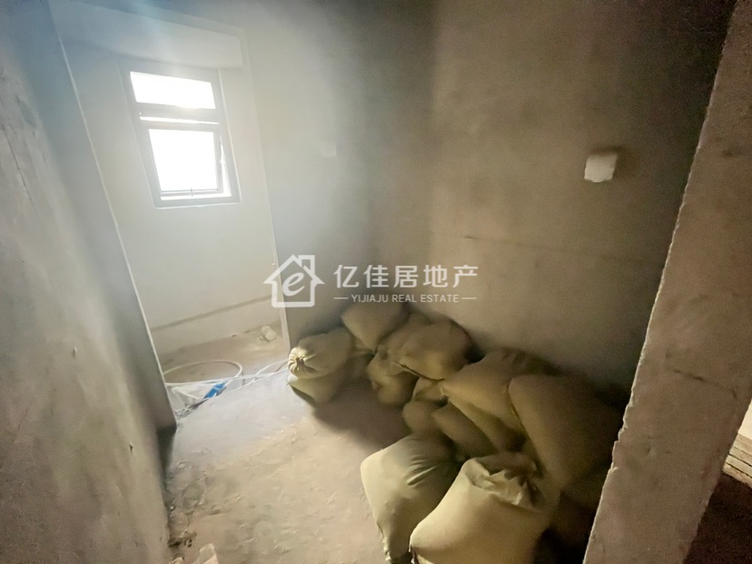 圣庄园东湖,一楼带院洋房!两层!圣庄园东湖!毛坯!11
