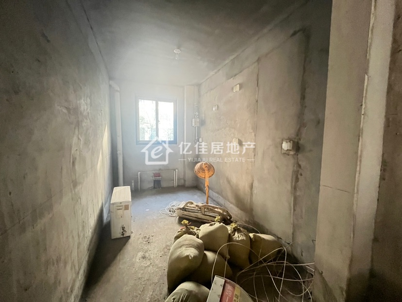 圣庄园东湖,一楼带院洋房!两层!圣庄园东湖!毛坯!2
