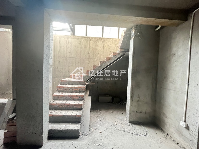 圣庄园东湖,一楼带院洋房!两层!圣庄园东湖!毛坯!4