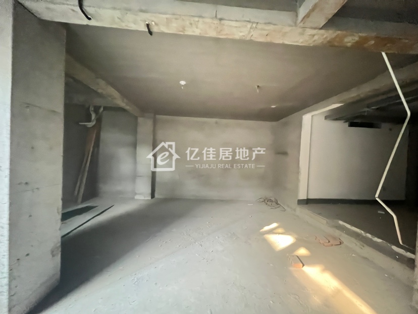圣庄园东湖,一楼带院洋房!两层!圣庄园东湖!毛坯!5