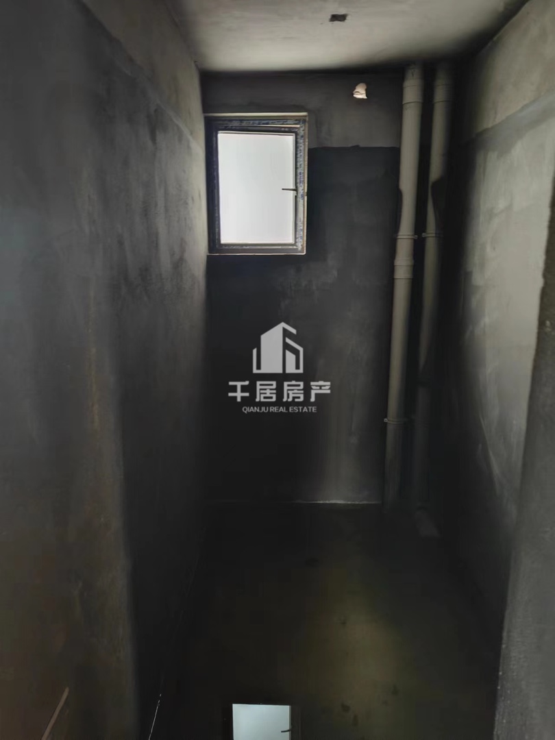 峨眉山月,钥匙在物业。看房直接去拿。3