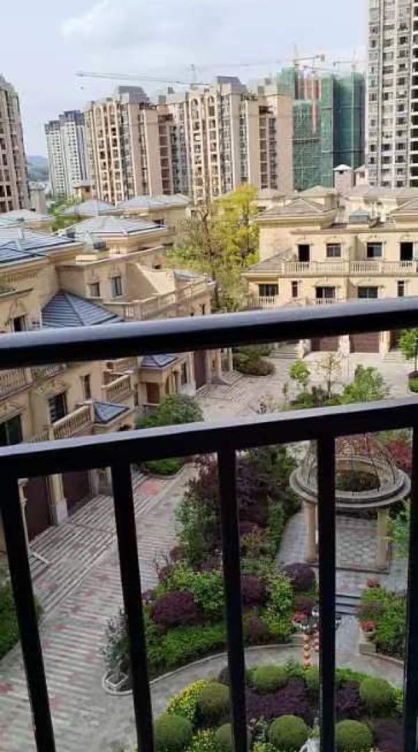 城北滨江河畔,高档小区小高层,中间楼层,装修30多万3