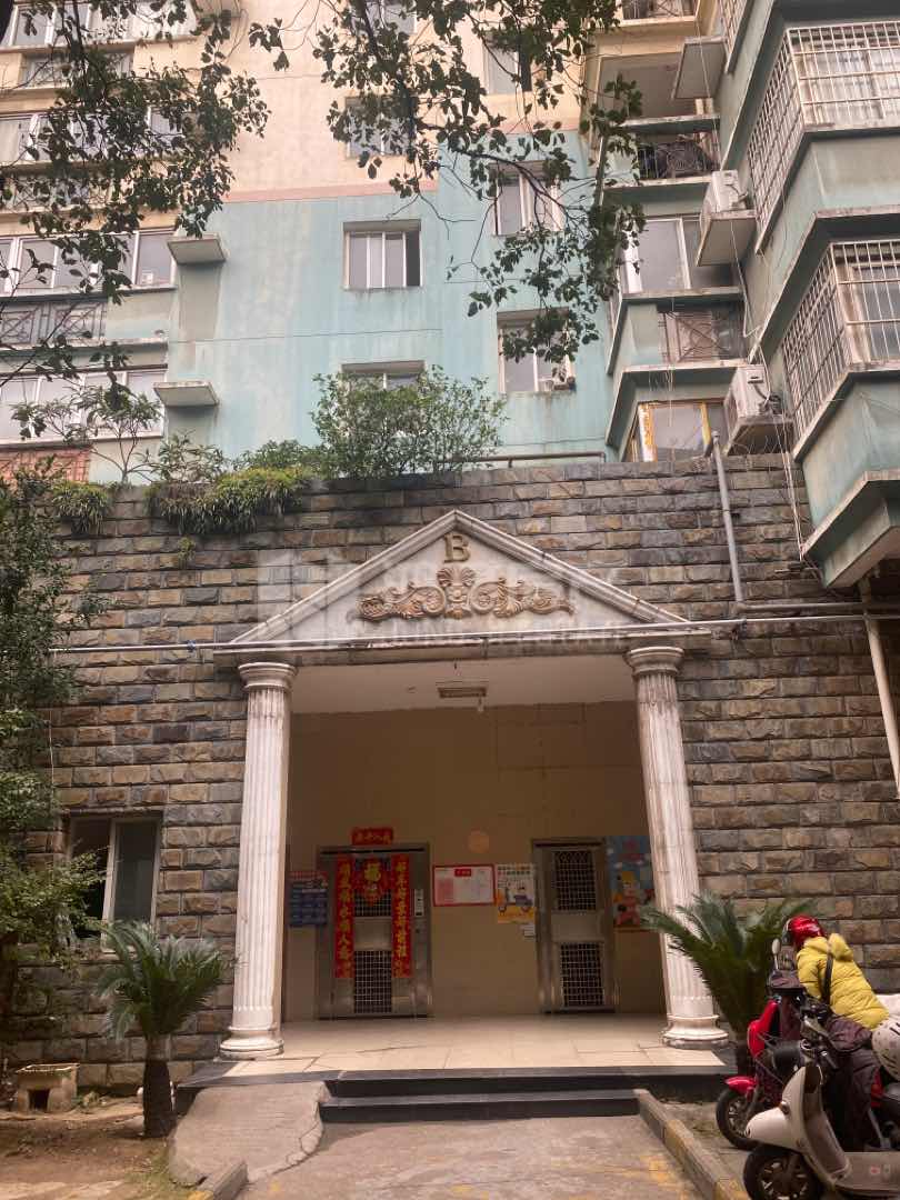 城市经典,1:王府井商场 2:楼下就是绳金塔公园,生活很方便15