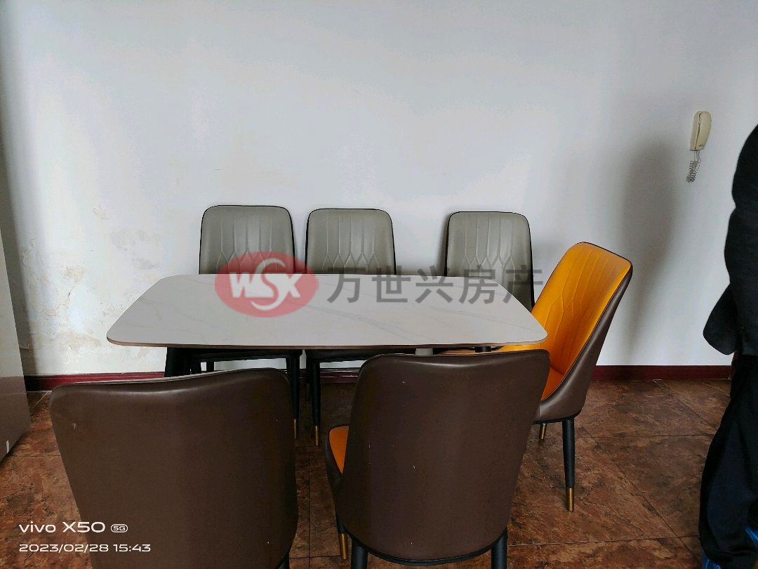 西山花园二期,西山花园 精装三房。地段优越,出行方便 便宜出售8