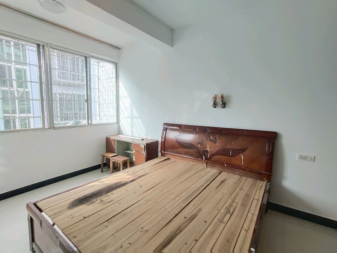 天凯综合大市场一期,原房东装修,明天早上九点钟统一看房1