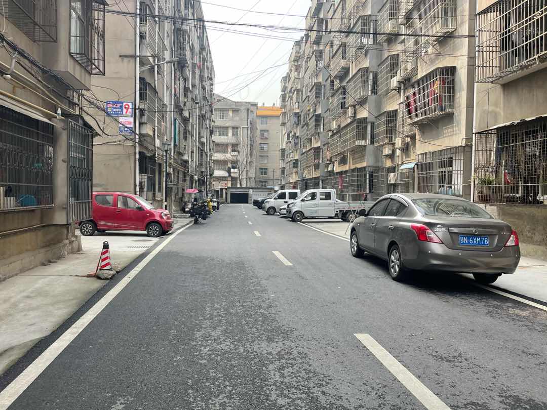 摩托车厂住宿区,院子大好停车,家具家电全送,老证过户11