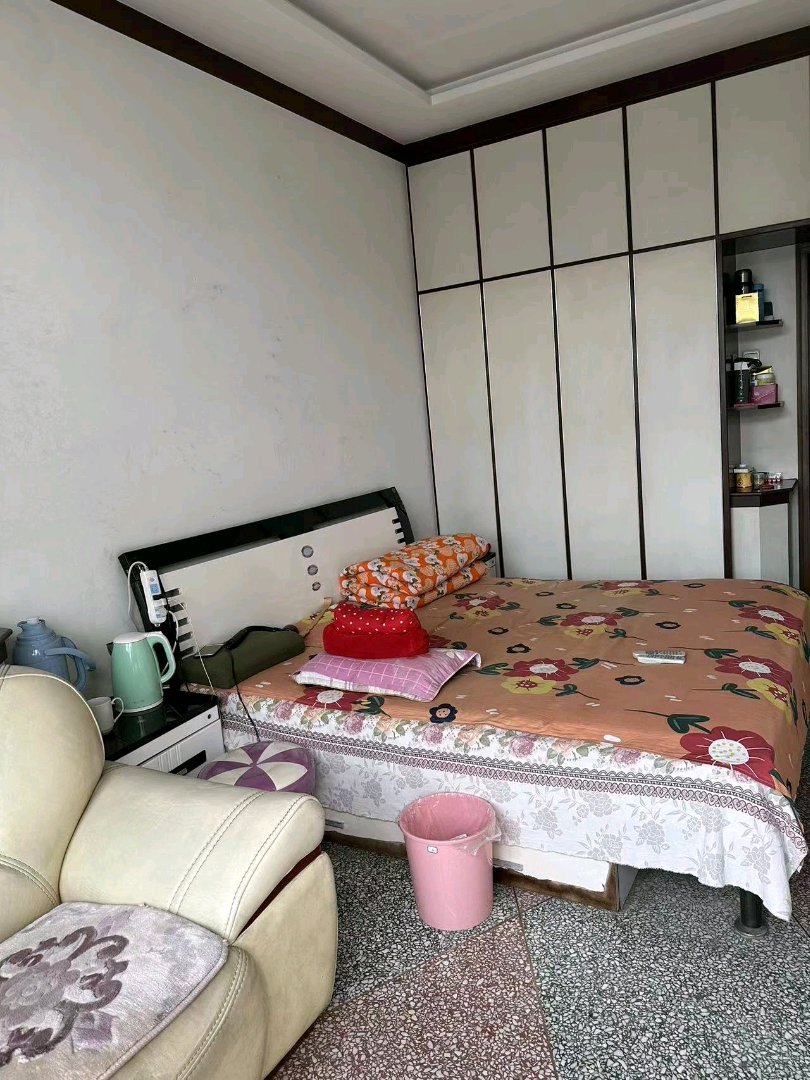 面粉厂宿舍,学校 位置优越 三室两厅,带地下室,30万!车库另算1