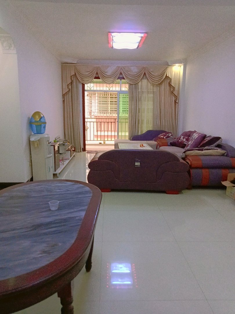鸿运华庭,鸿运华庭靓户型大三房,采光好楼下就是峰光市场,旁边就是学校3