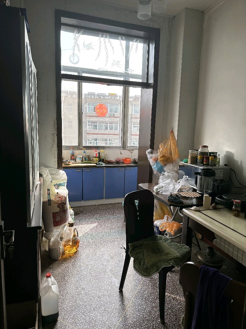 面粉厂宿舍,学校 位置优越 三室两厅,带地下室,30万!车库另算3