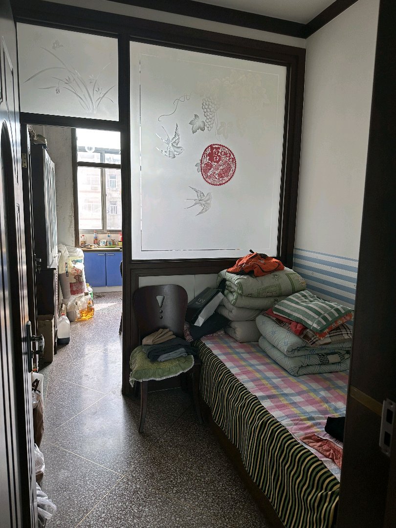 面粉厂宿舍,学校 位置优越 三室两厅,带地下室,30万!车库另算2