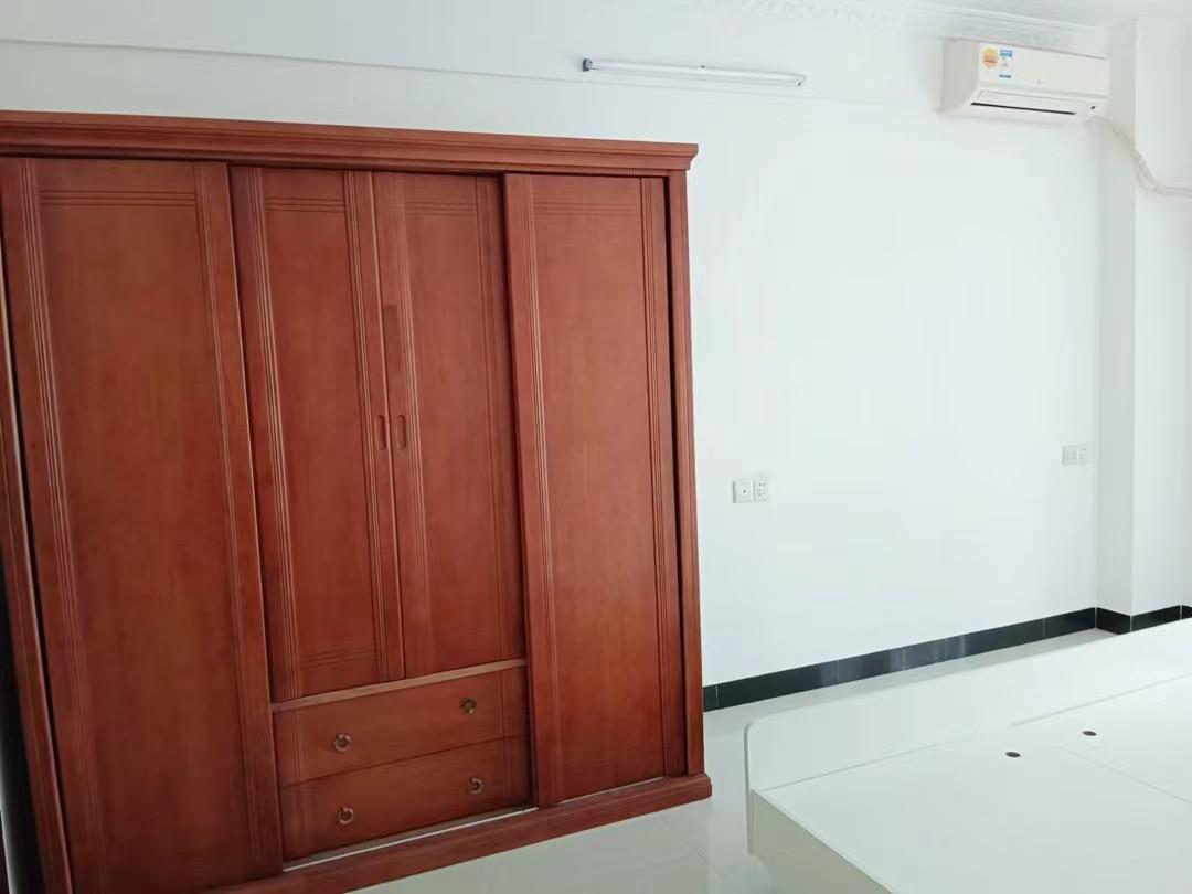 鸿运华庭,鸿运华庭靓户型大三房,采光好楼下就是峰光市场,旁边就是学校8