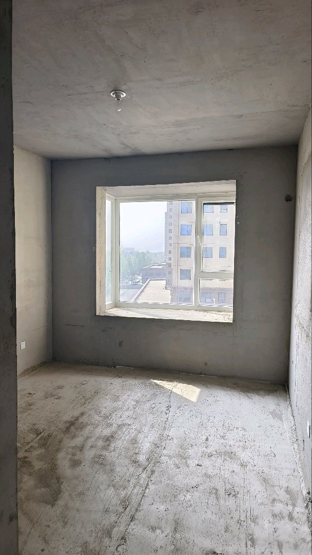 凤凰国际,东边户,户型好 毛坯房带储藏间4