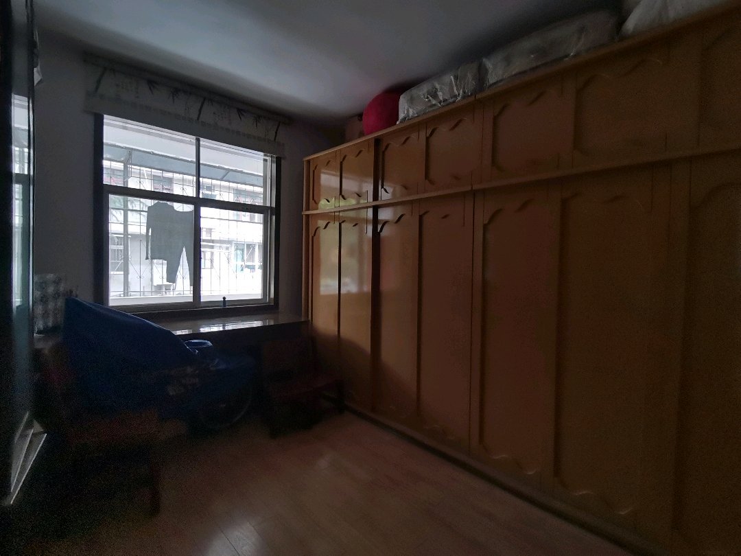 老市委家属楼,单位大院2楼停车方便7
