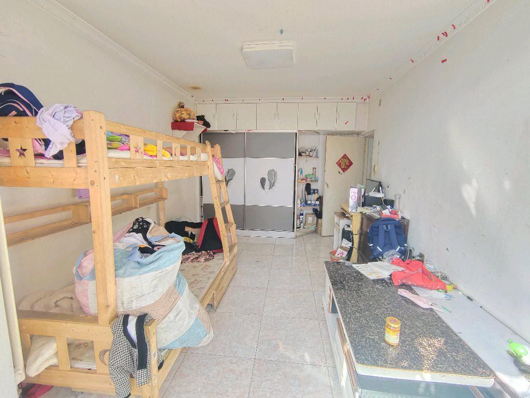 南川西路64号院,一室一厅带阳台落地窗,城中区心脑血管医院东侧5