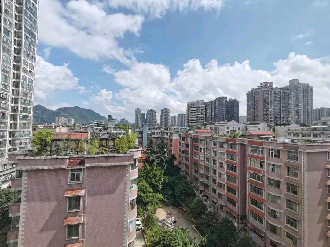 派华花园,派华花园高铁站旁边,精装关门卖,平台上5楼。4