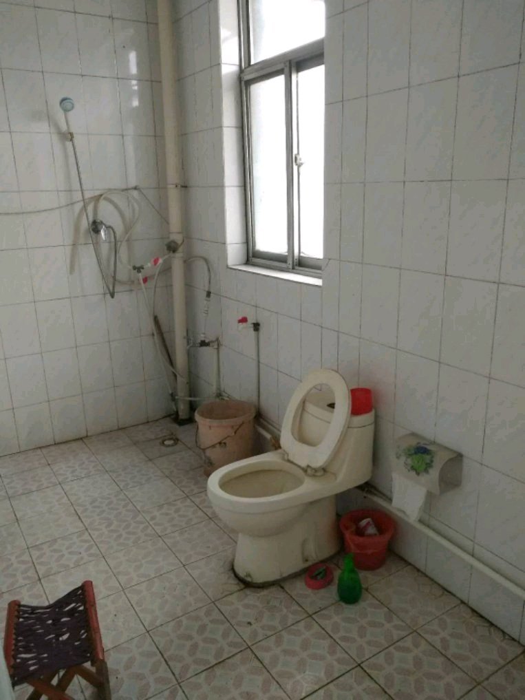 兴华小区,一中 洸河 附近两室一厅 内置楼梯 带院8