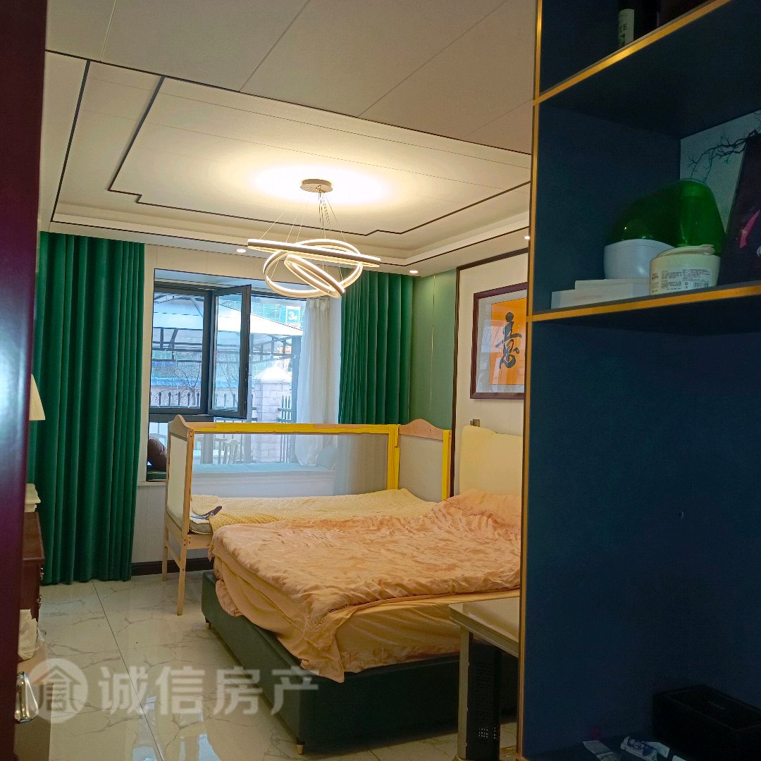 龙河湾小区,桃李春风对面洋房 前排西边户一楼带50多平方大院子豪装2