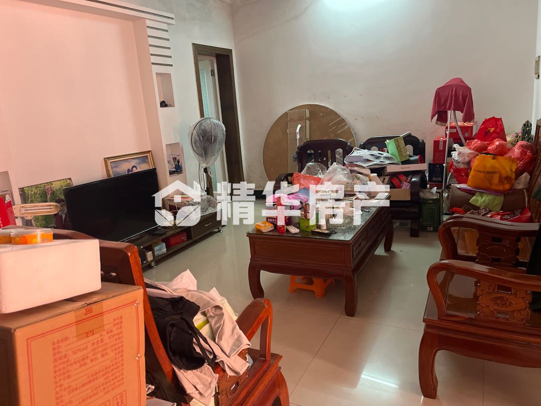 芦南苑,芦南苑,步梯中层,三室两厅一卫,户型方正,采光足,赠送储藏间10