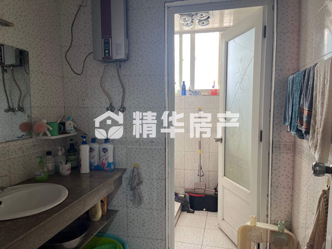 芦南苑,芦南苑,步梯中层,三室两厅一卫,户型方正,采光足,赠送储藏间2