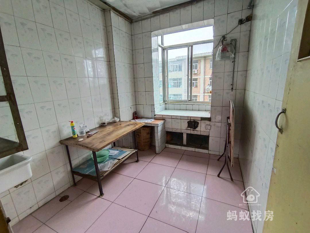 彭阳春酒厂家属楼,彭阳春酒厂家属楼超好的地段,住家舒适4