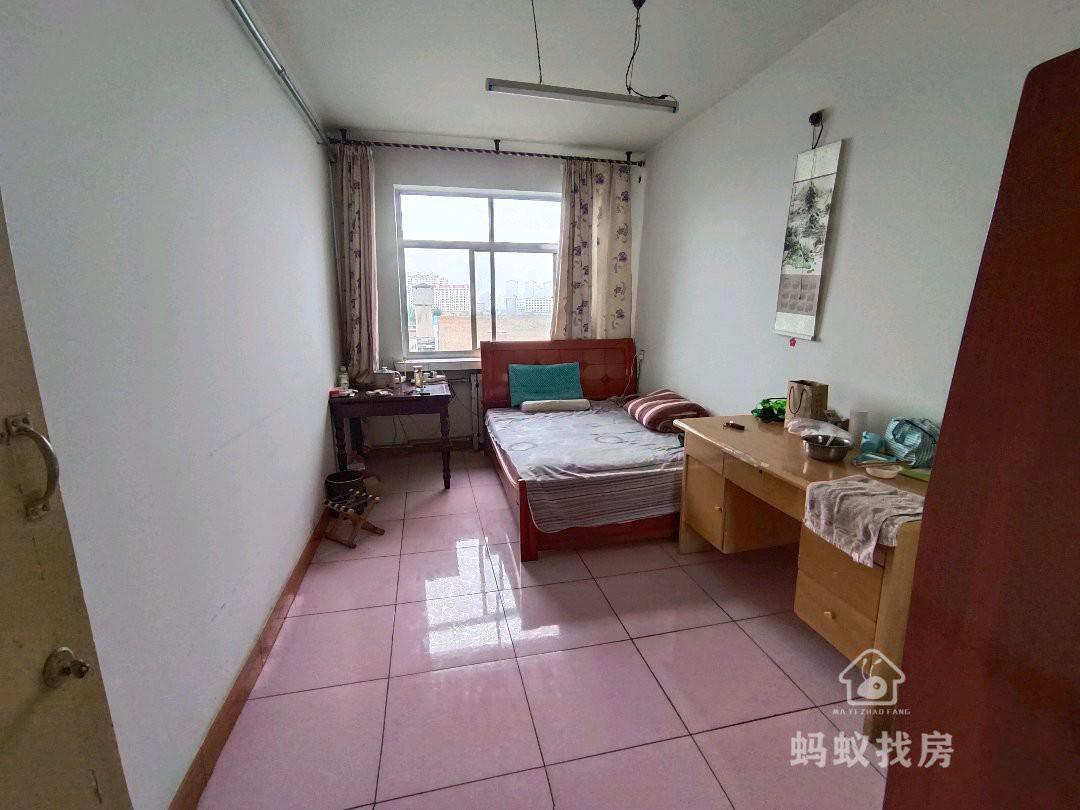 彭阳春酒厂家属楼,彭阳春酒厂家属楼超好的地段,住家舒适7