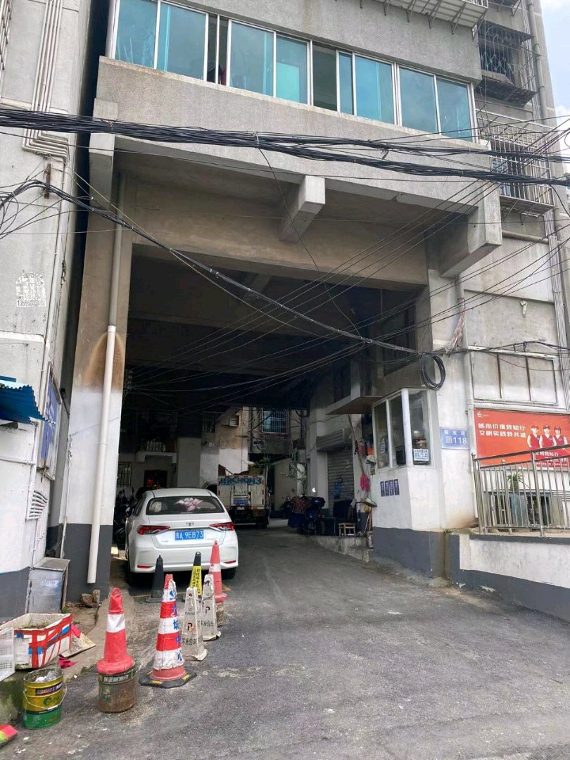 解放路,实际地址解放路118号4单元,正规三室两厅,精装修带品牌家具9