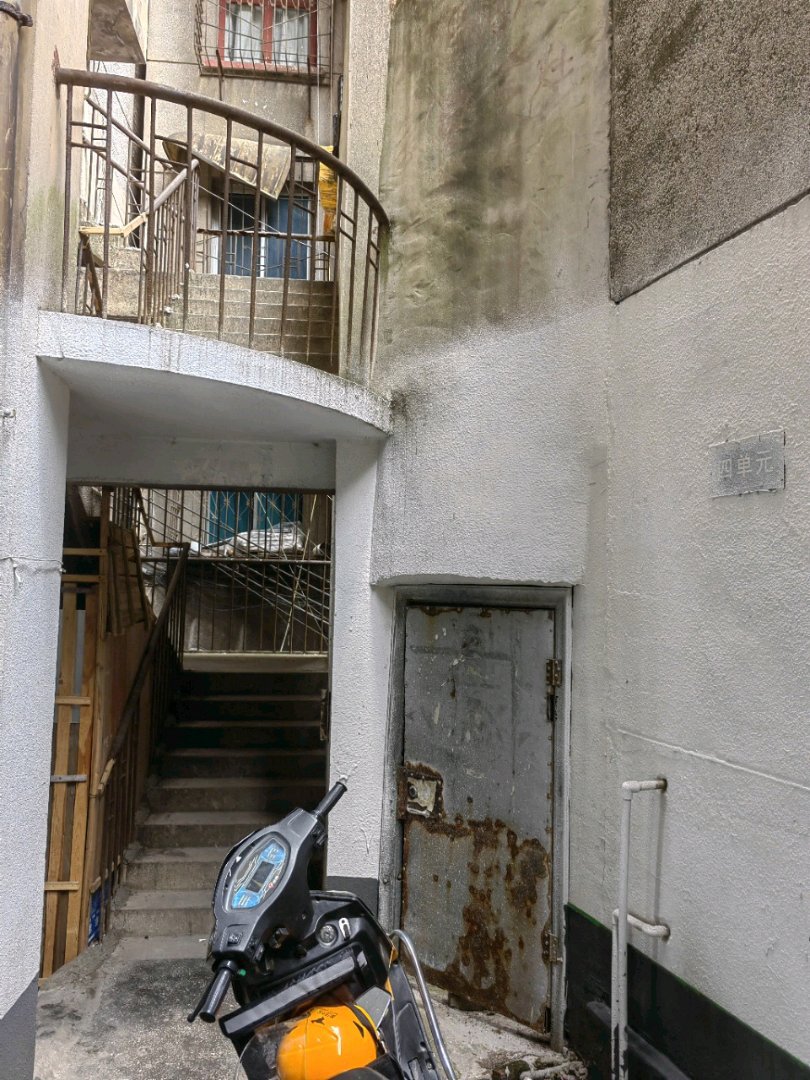解放路,实际地址解放路118号4单元,正规三室两厅,精装修带品牌家具10