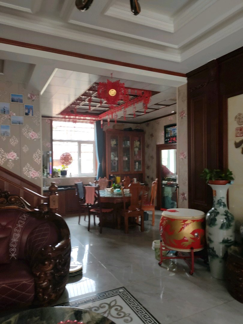 晋原学校旁小二楼,占地面积2分45,建筑面积300平上下三层,框架结构,宅基地10
