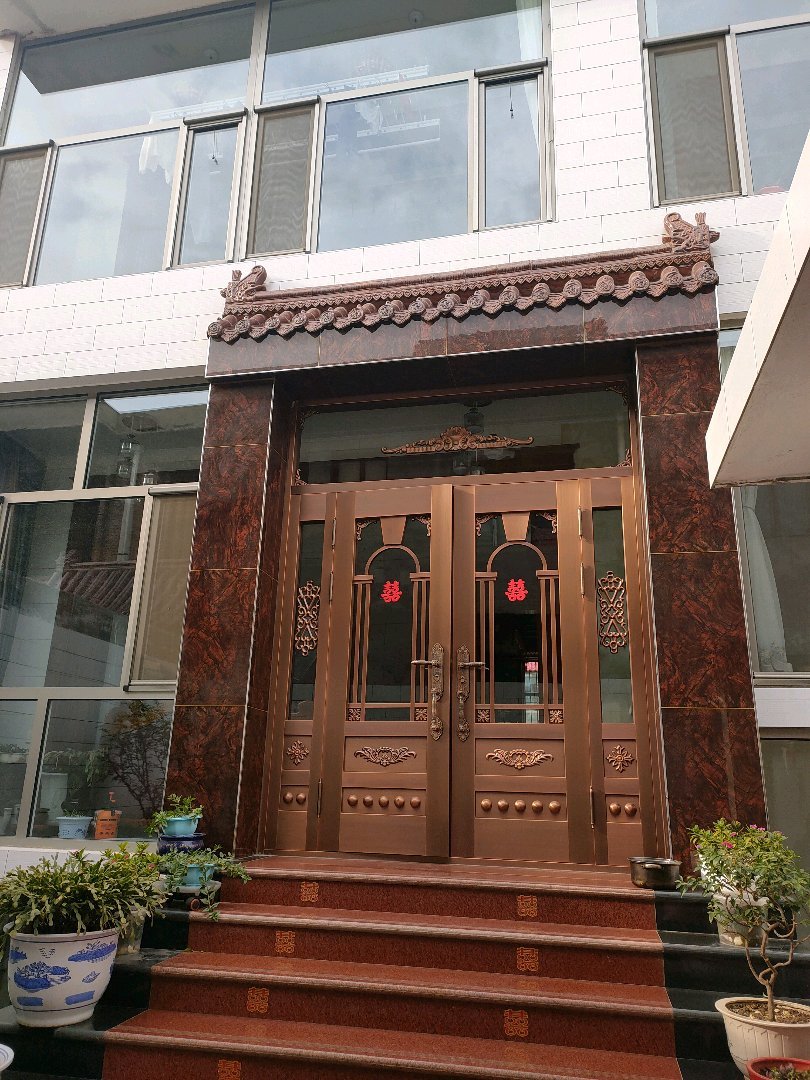 晋原学校旁小二楼,占地面积2分45,建筑面积300平上下三层,框架结构,宅基地7