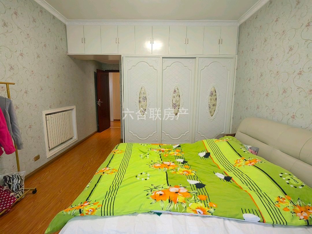 洋州明珠,洋州明珠电梯黄金楼层,精装修家具家电齐全,带柴房4