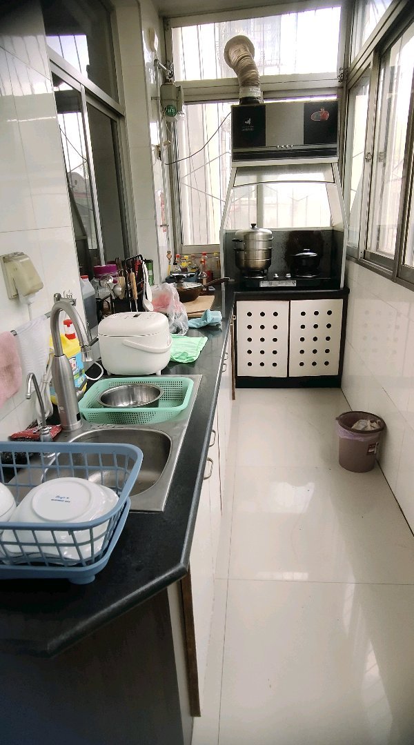 八一南小区,三室两厅,南北通透,带地下室,三小服务区,4