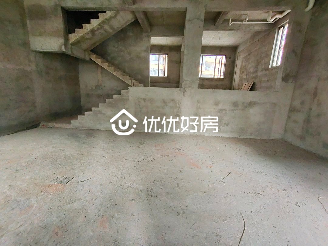 山湖豪苑,山湖豪苑高档别墅,带地下室和超大院子,还带单独车库,看房方便1