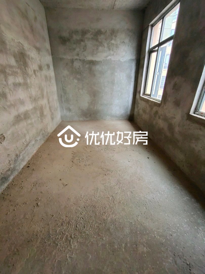 山湖豪苑,山湖豪苑高档别墅,带地下室和超大院子,还带单独车库,看房方便4