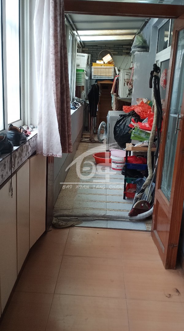 新亚花园,坡道二楼,楼下是车库,三个卧室朝南,三室两厅两卫,三个大阳台1
