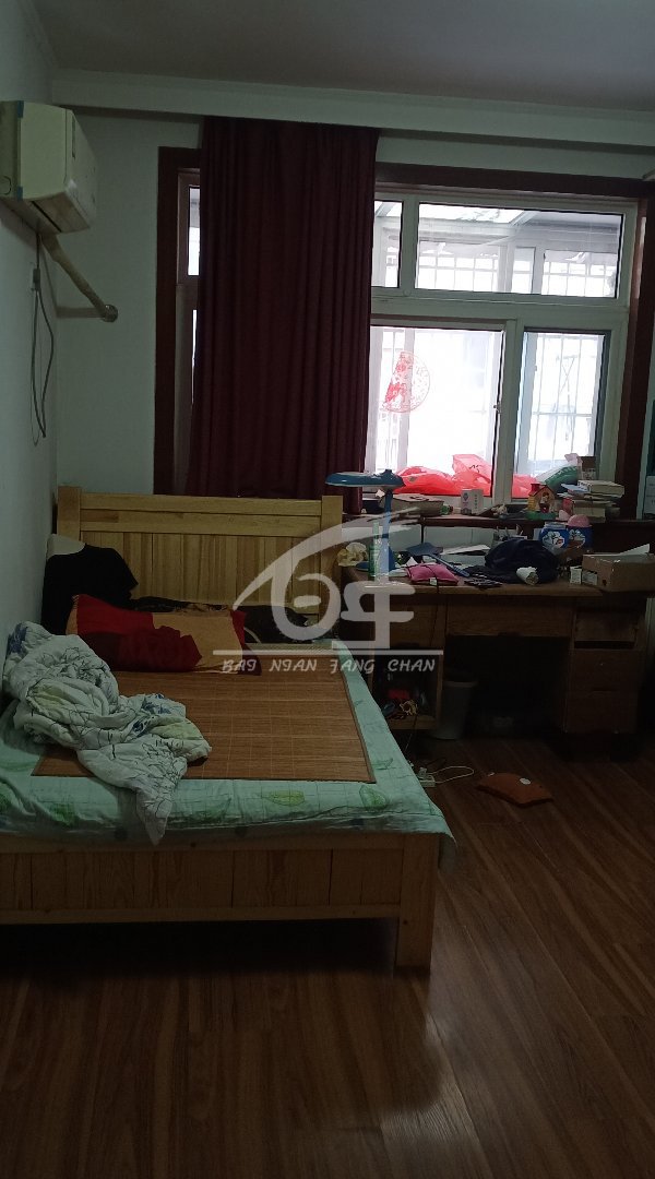 新亚花园,坡道二楼,楼下是车库,三个卧室朝南,三室两厅两卫,三个大阳台2