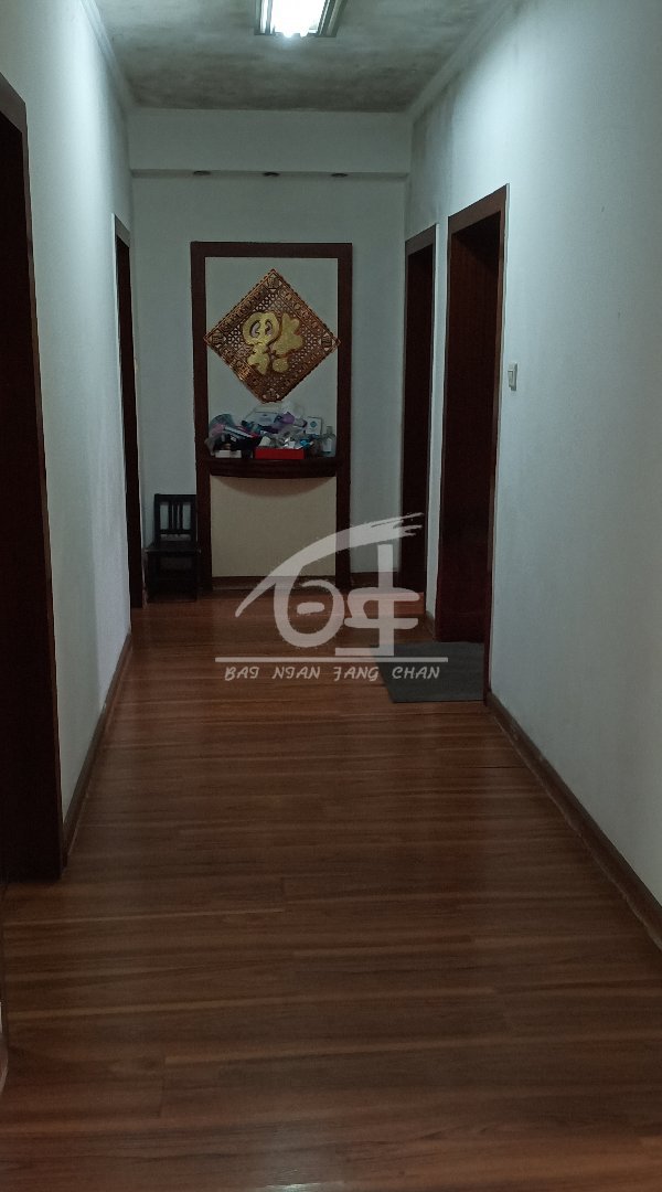 新亚花园,坡道二楼,楼下是车库,三个卧室朝南,三室两厅两卫,三个大阳台3