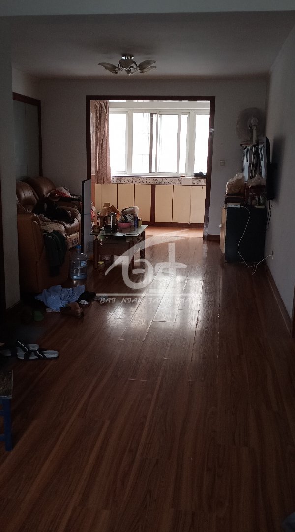 新亚花园,坡道二楼,楼下是车库,三个卧室朝南,三室两厅两卫,三个大阳台5