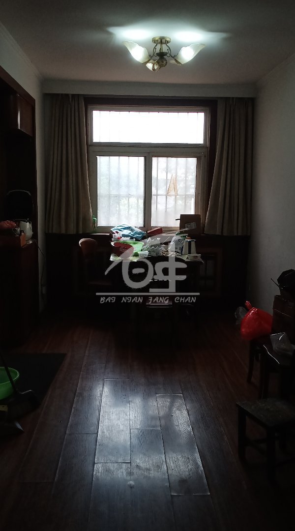 新亚花园,坡道二楼,楼下是车库,三个卧室朝南,三室两厅两卫,三个大阳台6