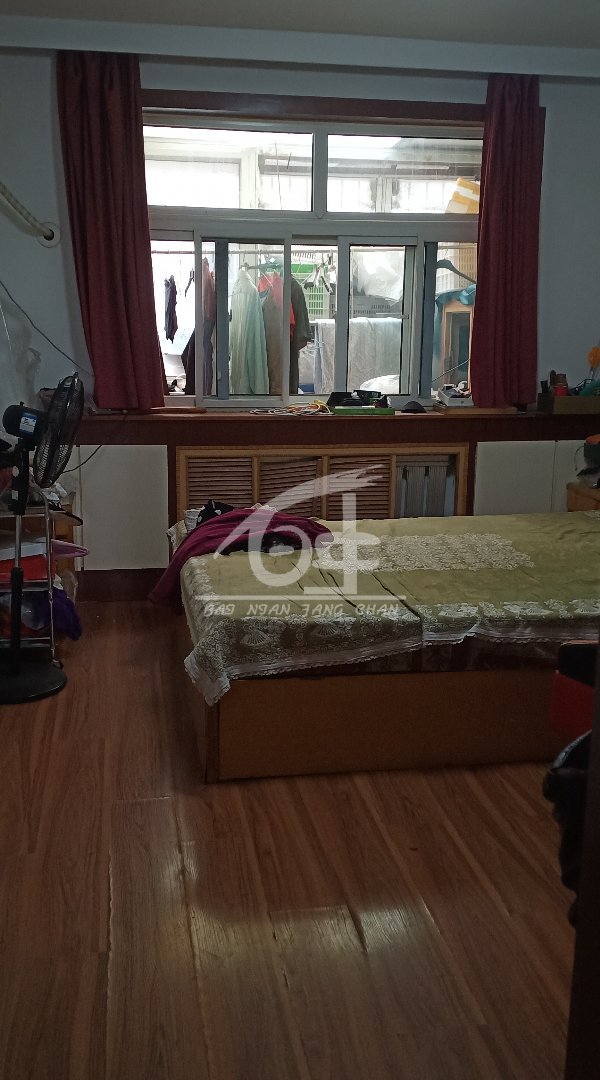 新亚花园,坡道二楼,楼下是车库,三个卧室朝南,三室两厅两卫,三个大阳台8