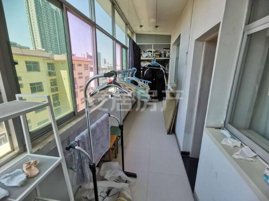 邮电安全小区,实验小学附近精装两室房,价格合适,视野无敌。5