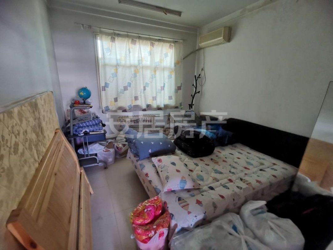 邮电安全小区,实验小学附近精装两室房,价格合适,视野无敌。6