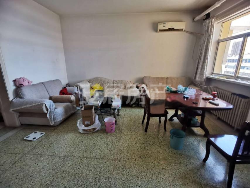 邮电安全小区,实验小学附近精装两室房,价格合适,视野无敌。8
