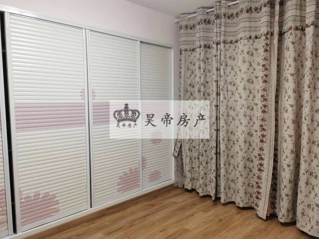天润园小区,天润园小区三室两厅两卫,南北通透,面积是137平,8