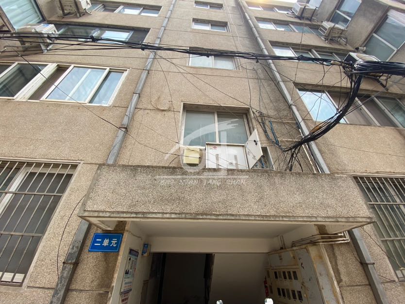 海关宿舍楼,天堂鸟的大院里,三室朝南,带有墙暖,送储藏室,低楼层,靠近东16
