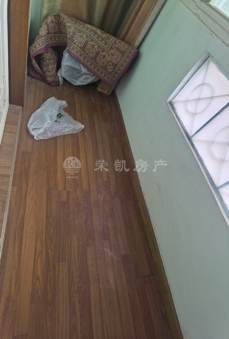 鸿兴商业城,市中心大套三,送屋顶大花园,房东诚心出售2