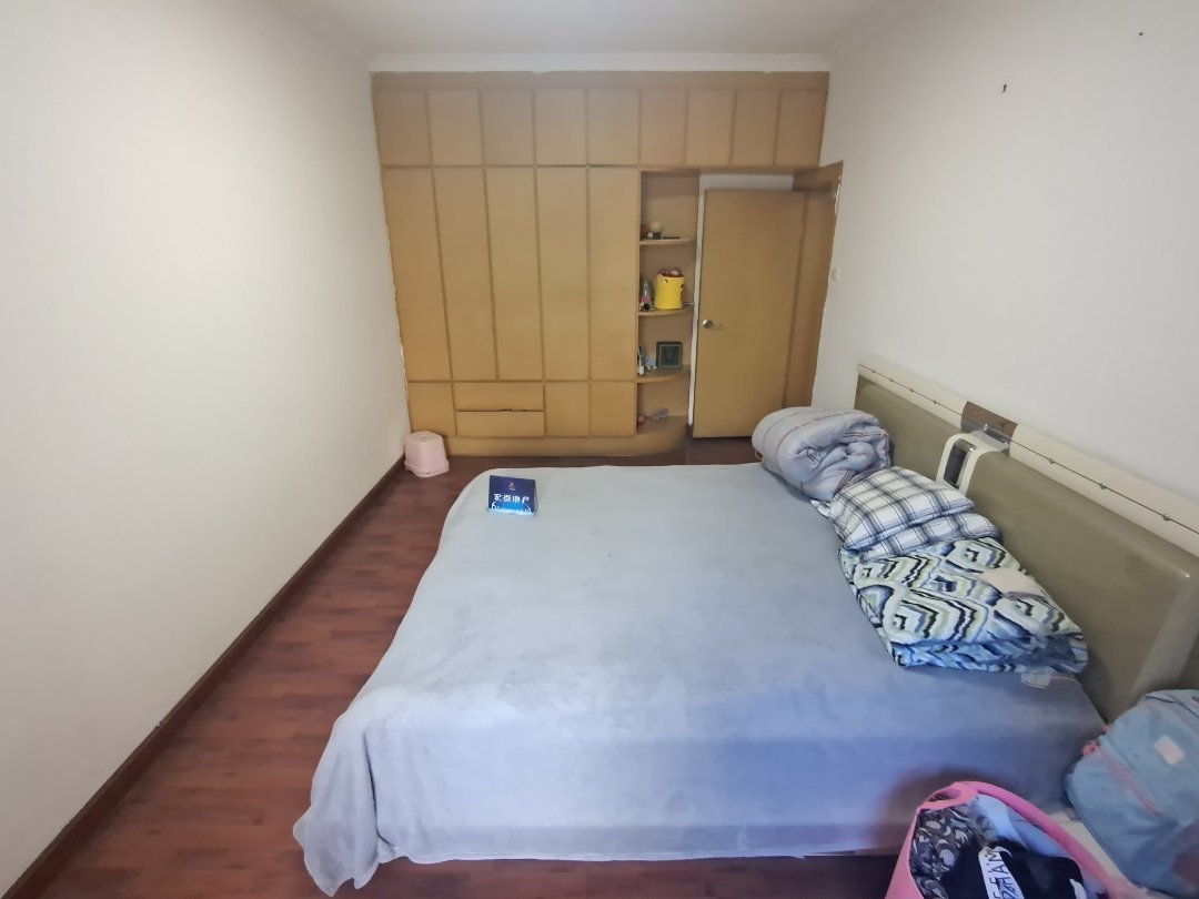 六堰山三区,南北通透标准三室,停车免费。物业费每月19.57